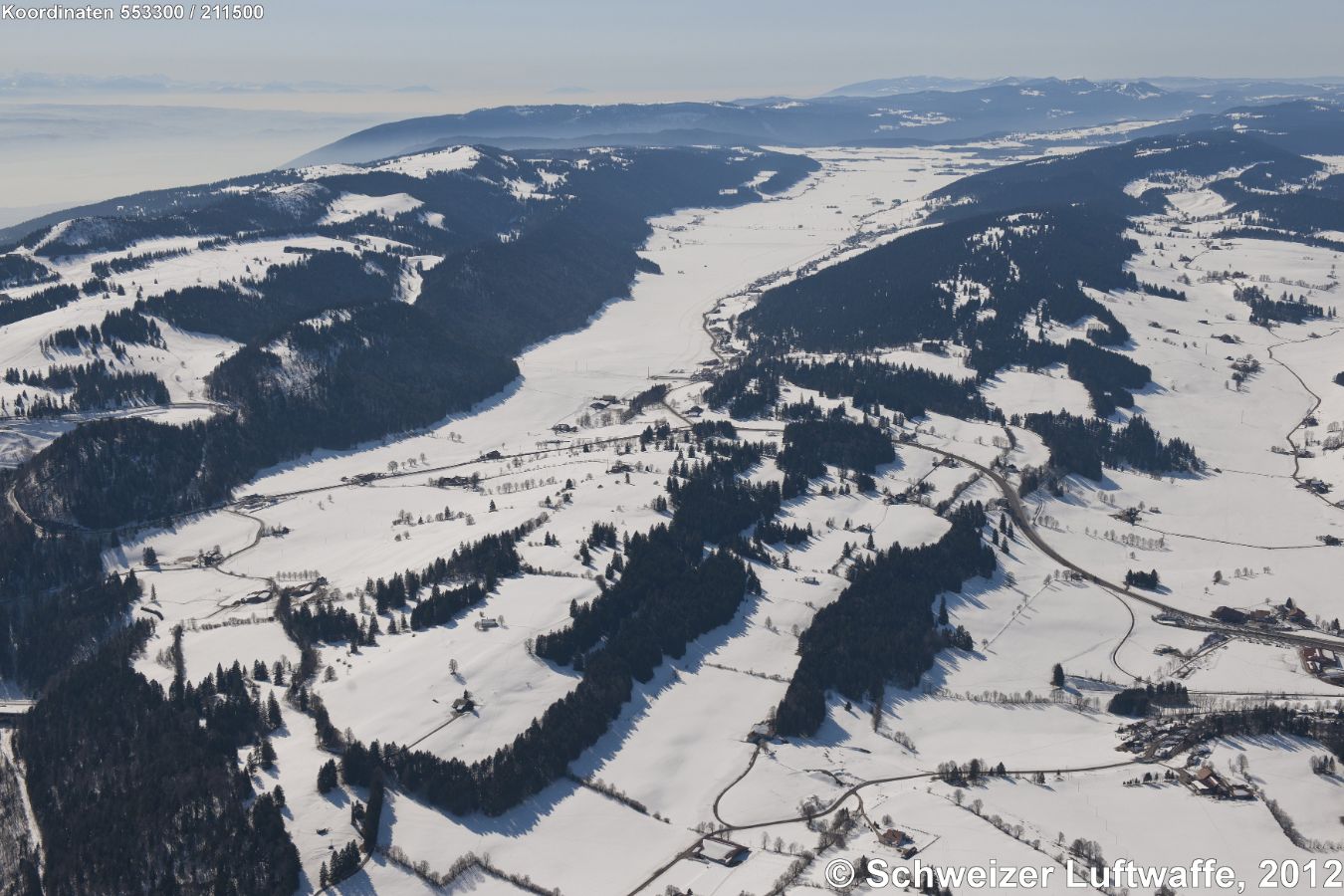 Linke Bildecke: Mont Sagne, Blick Richtung SW in die 'Vallée des Ponts'; Bildmitte hinten: La Sagne-Eglise
